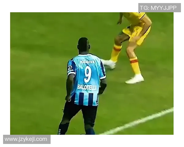 足球明星精彩瞬间插花脚技艺展示尽显球场魅力与风采